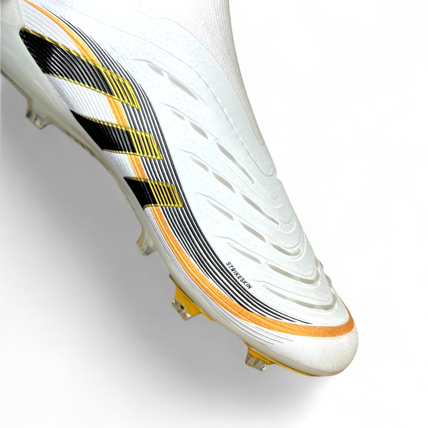 Adidas Predator Accuracy+ Teamgeist – Blanco / Oro / Negro